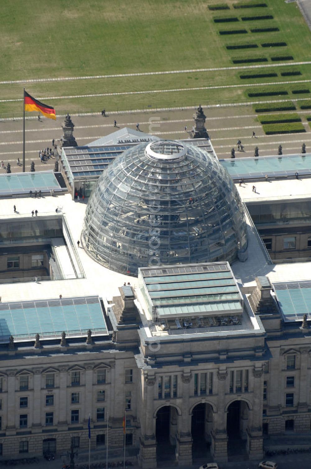 Aerial photograph Berlin - Blick auf die Kuppel des Berliner Reichstag / Bundestag im Regierungsviertel am Spreebogen. Adresse: Platz der Republik 1, 11011 Berlin; Tel.: 030/ 22732152