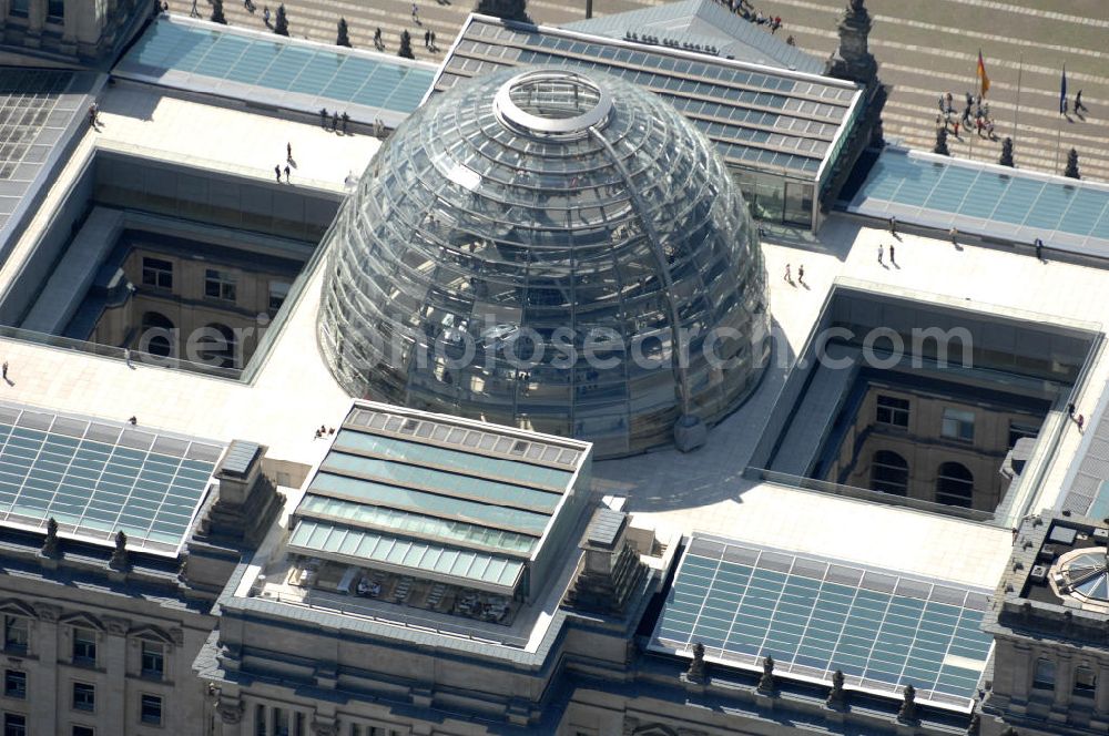 Berlin from above - Blick auf die Kuppel des Berliner Reichstag / Bundestag im Regierungsviertel am Spreebogen. Adresse: Platz der Republik 1, 11011 Berlin; Tel.: 030/ 22732152