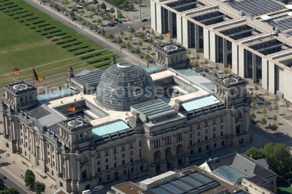 Berlin from the bird's eye view: Blick auf die Kuppel des Berliner Reichstag / Bundestag im Regierungsviertel am Spreebogen. Adresse: Platz der Republik 1, 11011 Berlin; Tel.: 030/ 22732152