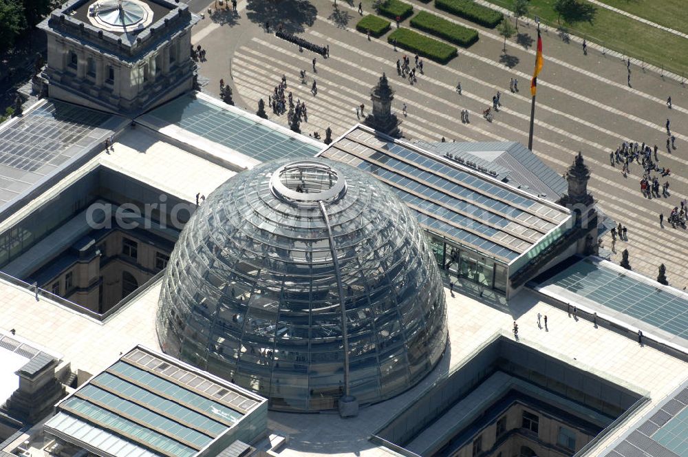 Aerial image Berlin - Blick auf die Kuppel des Berliner Reichstag / Bundestag im Regierungsviertel am Spreebogen. Adresse: Platz der Republik 1, 11011 Berlin; Tel.: 030/ 22732152