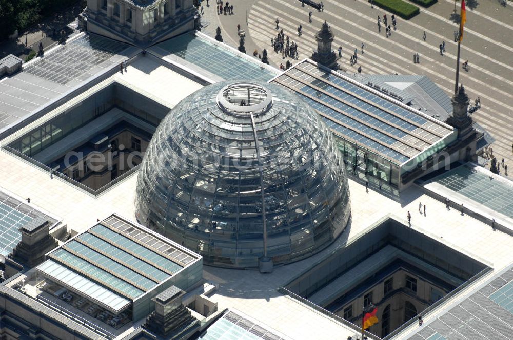 Aerial photograph Berlin - Blick auf die Kuppel des Berliner Reichstag / Bundestag im Regierungsviertel am Spreebogen. Adresse: Platz der Republik 1, 11011 Berlin; Tel.: 030/ 22732152