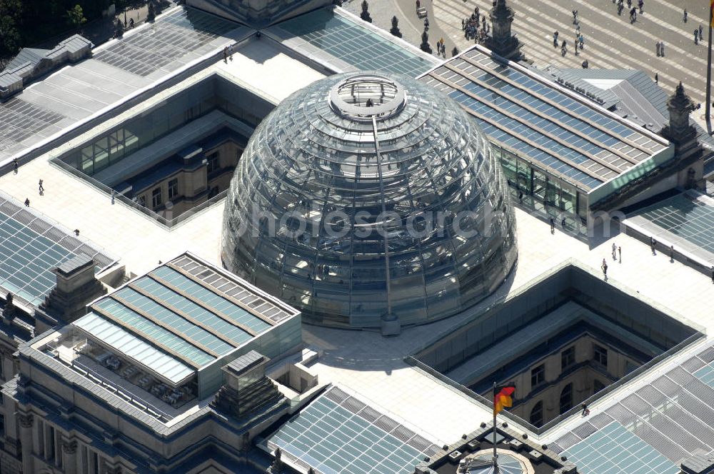 Berlin from above - Blick auf die Kuppel des Berliner Reichstag / Bundestag im Regierungsviertel am Spreebogen. Adresse: Platz der Republik 1, 11011 Berlin; Tel.: 030/ 22732152