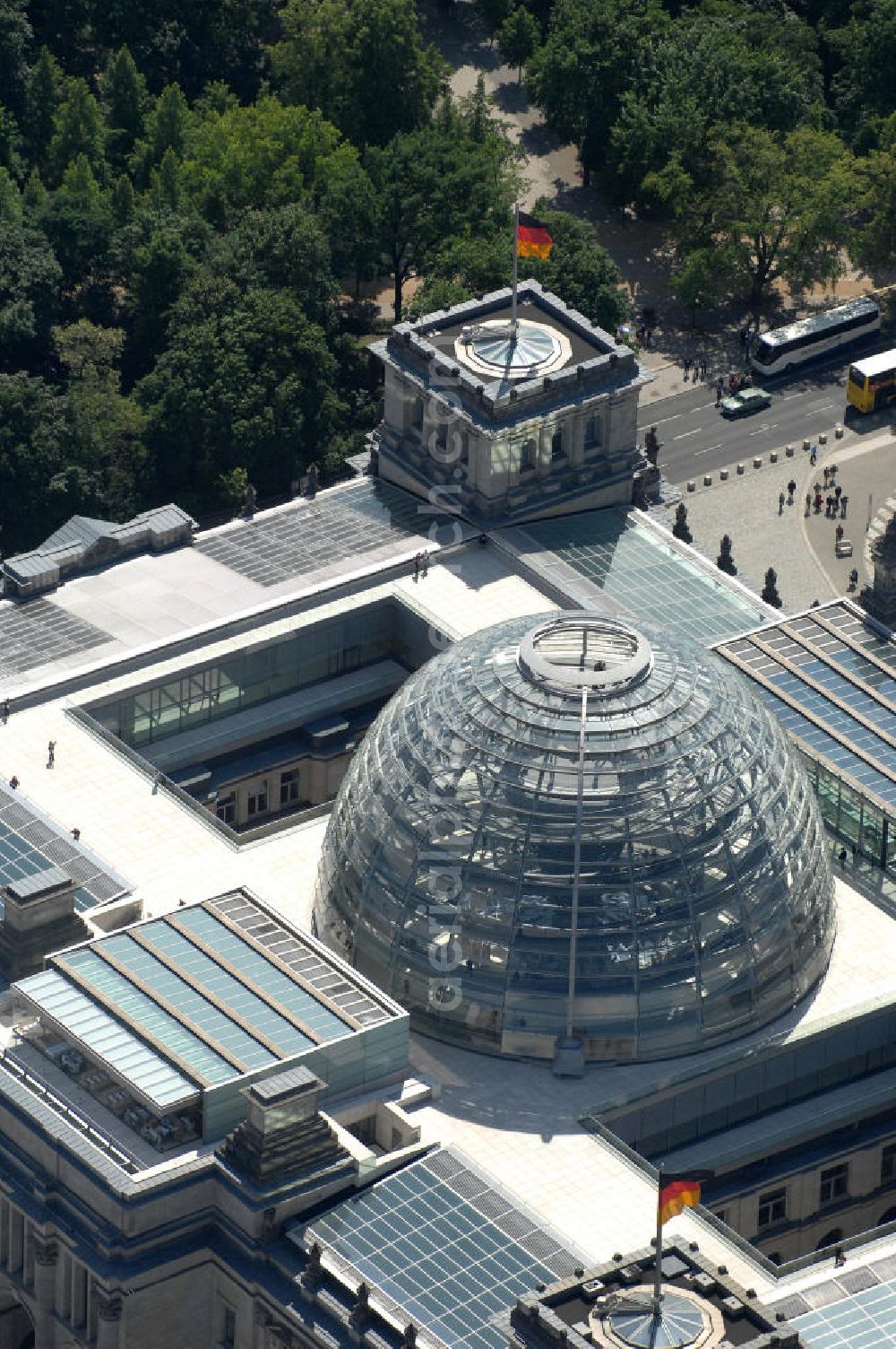 Berlin from the bird's eye view: Blick auf die Kuppel des Berliner Reichstag / Bundestag im Regierungsviertel am Spreebogen. Adresse: Platz der Republik 1, 11011 Berlin; Tel.: 030/ 22732152