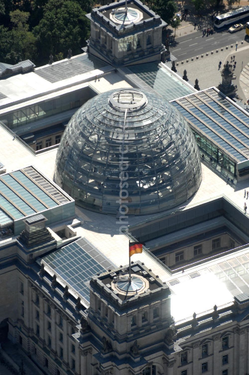 Aerial image Berlin - Blick auf die Kuppel des Berliner Reichstag / Bundestag im Regierungsviertel am Spreebogen. Adresse: Platz der Republik 1, 11011 Berlin; Tel.: 030/ 22732152