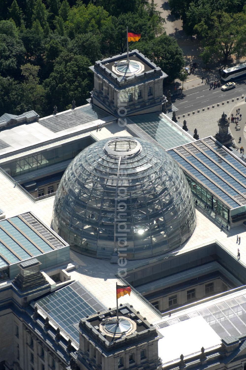 Aerial photograph Berlin - Blick auf die Kuppel des Berliner Reichstag / Bundestag im Regierungsviertel am Spreebogen. Adresse: Platz der Republik 1, 11011 Berlin; Tel.: 030/ 22732152