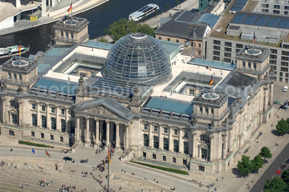 Berlin from above - Blick auf die Kuppel des Berliner Reichstag / Bundestag im Regierungsviertel am Spreebogen. Adresse: Platz der Republik 1, 11011 Berlin; Tel.: 030/ 22732152