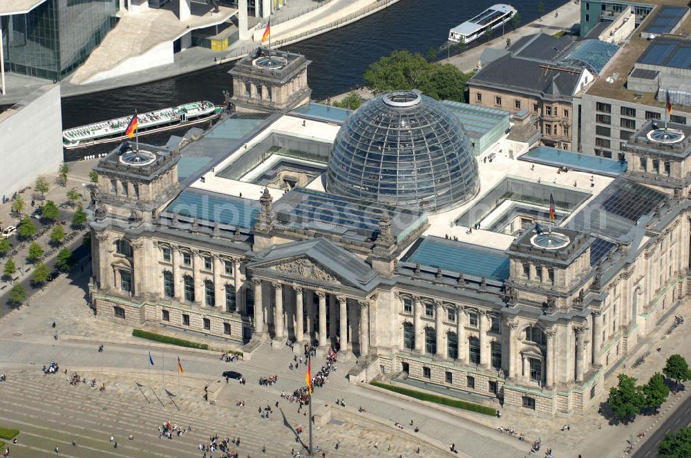 Berlin from the bird's eye view: Blick auf die Kuppel des Berliner Reichstag / Bundestag im Regierungsviertel am Spreebogen. Adresse: Platz der Republik 1, 11011 Berlin; Tel.: 030/ 22732152