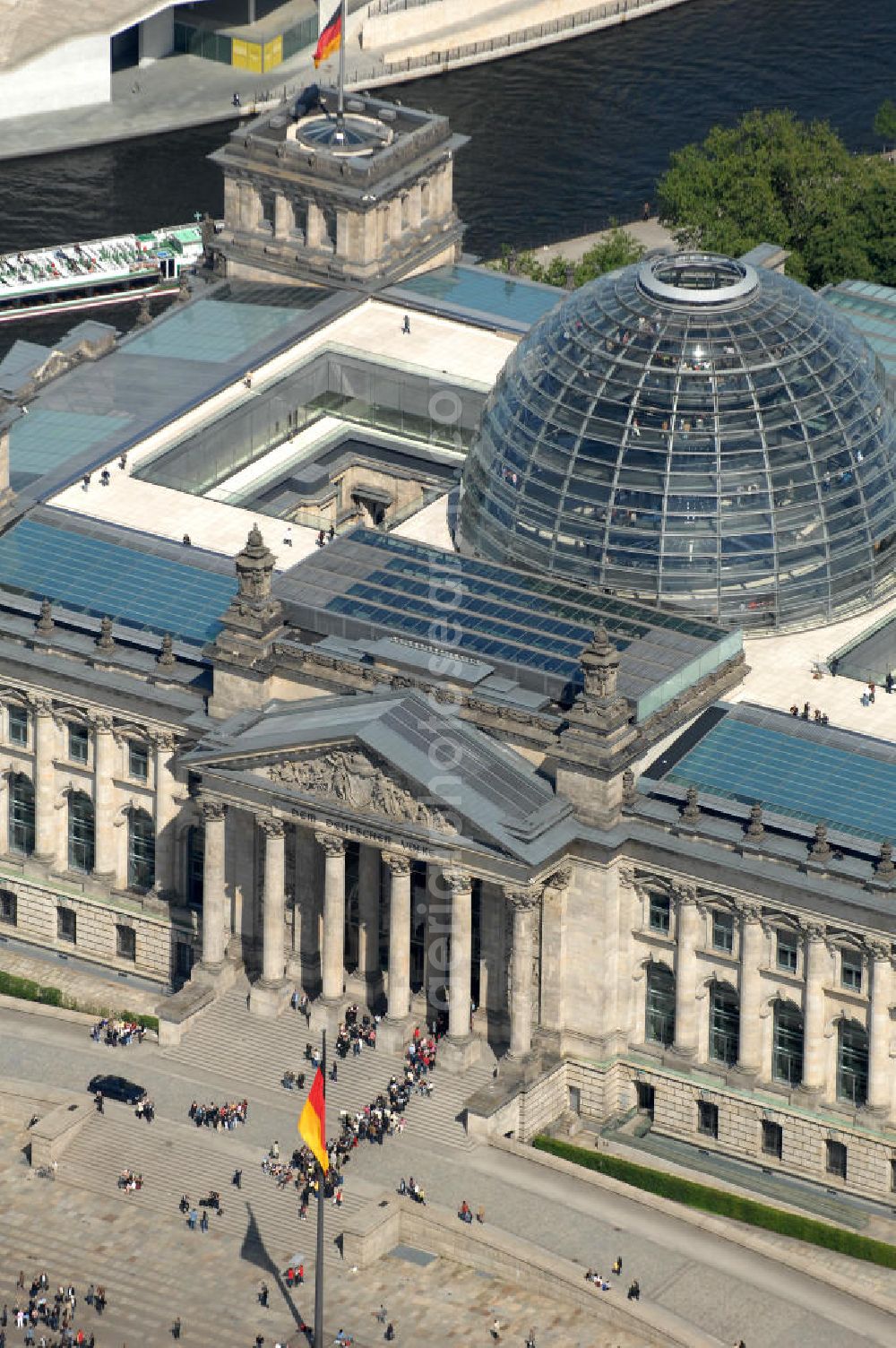 Aerial image Berlin - Blick auf die Kuppel des Berliner Reichstag / Bundestag im Regierungsviertel am Spreebogen. Adresse: Platz der Republik 1, 11011 Berlin; Tel.: 030/ 22732152