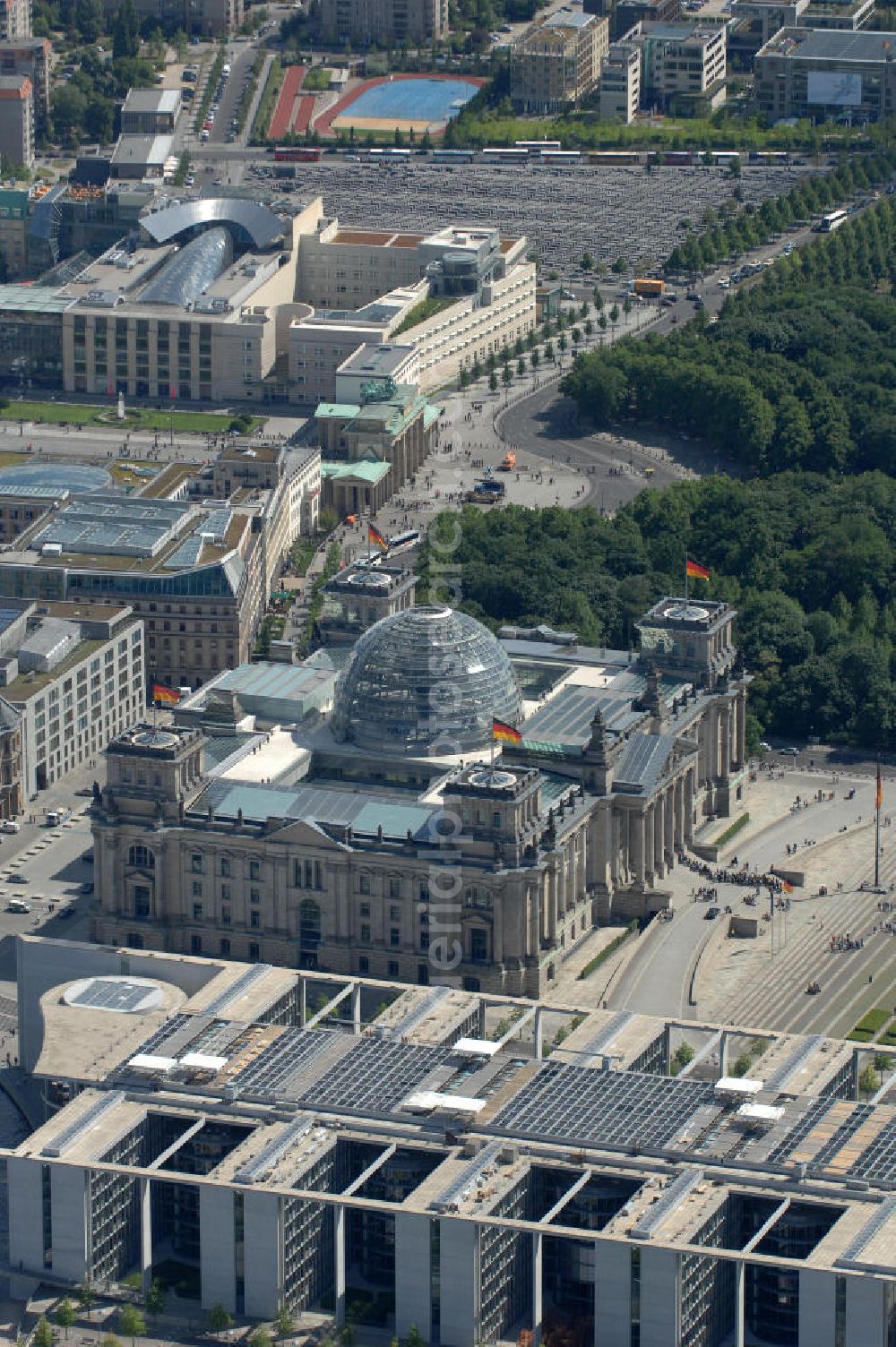 Aerial photograph Berlin - Blick auf die Kuppel des Berliner Reichstag / Bundestag im Regierungsviertel am Spreebogen. Adresse: Platz der Republik 1, 11011 Berlin; Tel.: 030/ 22732152