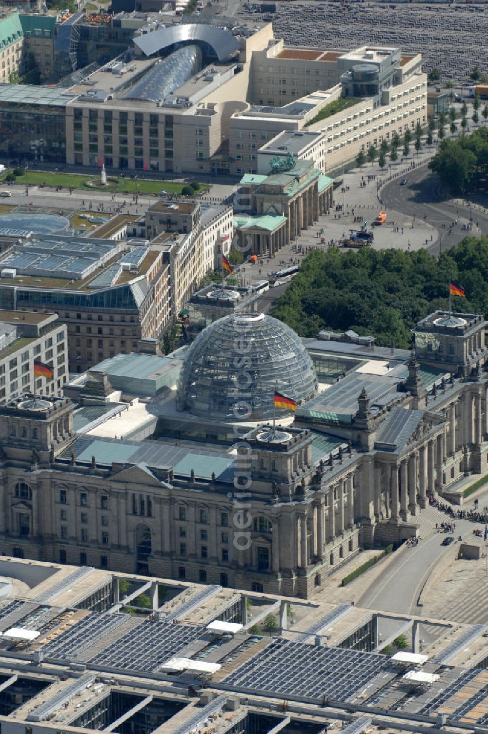 Berlin from above - Blick auf die Kuppel des Berliner Reichstag / Bundestag im Regierungsviertel am Spreebogen. Adresse: Platz der Republik 1, 11011 Berlin; Tel.: 030/ 22732152