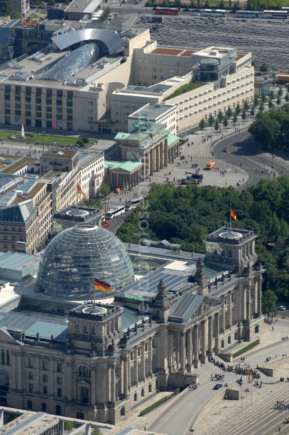 Berlin from the bird's eye view: Blick auf die Kuppel des Berliner Reichstag / Bundestag im Regierungsviertel am Spreebogen. Adresse: Platz der Republik 1, 11011 Berlin; Tel.: 030/ 22732152