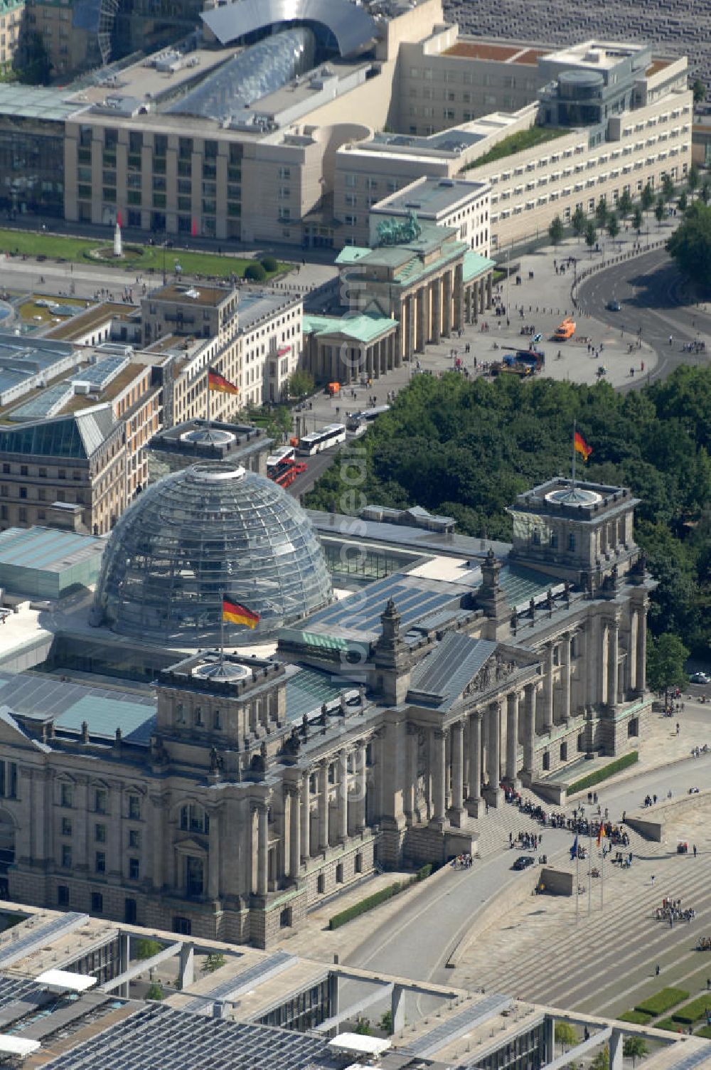 Aerial image Berlin - Blick auf die Kuppel des Berliner Reichstag / Bundestag im Regierungsviertel am Spreebogen. Adresse: Platz der Republik 1, 11011 Berlin; Tel.: 030/ 22732152