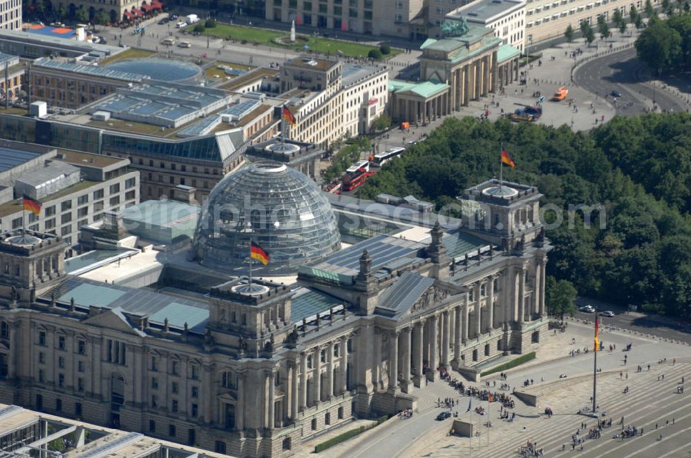 Aerial photograph Berlin - Blick auf die Kuppel des Berliner Reichstag / Bundestag im Regierungsviertel am Spreebogen. Adresse: Platz der Republik 1, 11011 Berlin; Tel.: 030/ 22732152