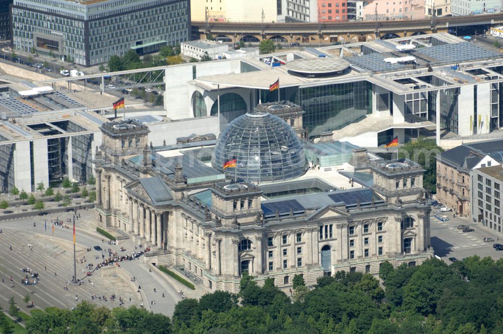 Berlin from above - Blick auf die Kuppel des Berliner Reichstag / Bundestag im Regierungsviertel am Spreebogen. Adresse: Platz der Republik 1, 11011 Berlin; Tel.: 030/ 22732152