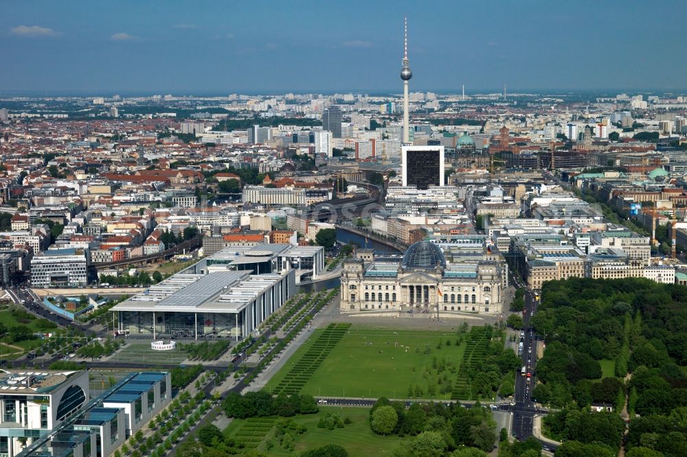 Aerial photograph Berlin - Building of the Parliament of the German Parliament - Berlin Reichstag and the Paul Loebe Building on Republic Square at the Spreebogen in Berlin - Mitte