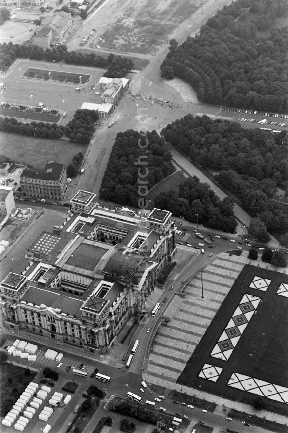 Aerial photograph Berlin - German Parliamnet Reichstag on the Platz der Republik Square in the Mitte part of Berlin