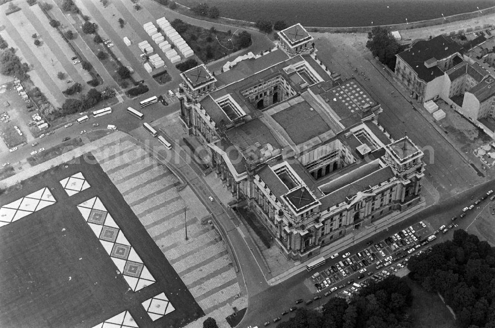 Aerial image Berlin - German Parliamnet Reichstag on the Platz der Republik Square in the Mitte part of Berlin