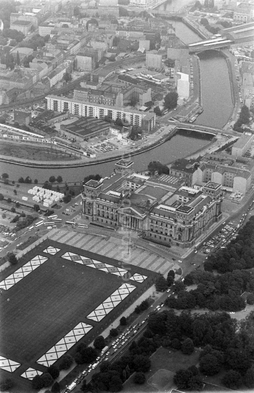 Aerial photograph Berlin - German Parliamnet Reichstag on the Platz der Republik Square in the Mitte part of Berlin