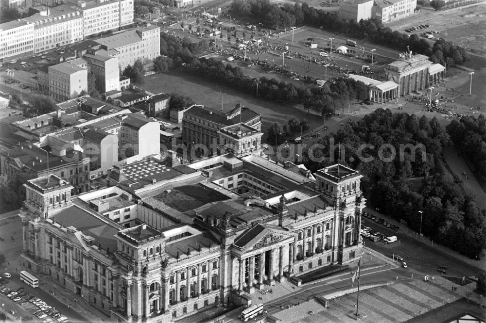 Aerial image Berlin - German Parliamnet Reichstag on the Platz der Republik Square in the Mitte part of Berlin