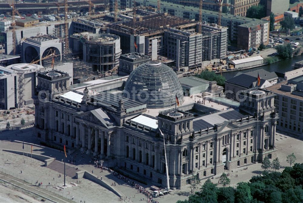 Aerial image Berlin - Reichstag in Berlin on the Spree sheets in Berlin - Mitte