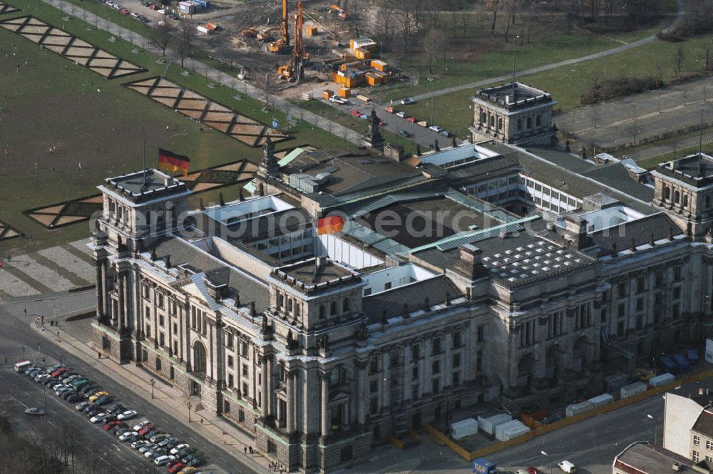 Aerial photograph Berlin - Blick auf den Berliner Reichstag am Spreebogen im Regierungsviertel von Berlin. Berlin Reichstag on Spreebogen in the government quarter of Berlin.