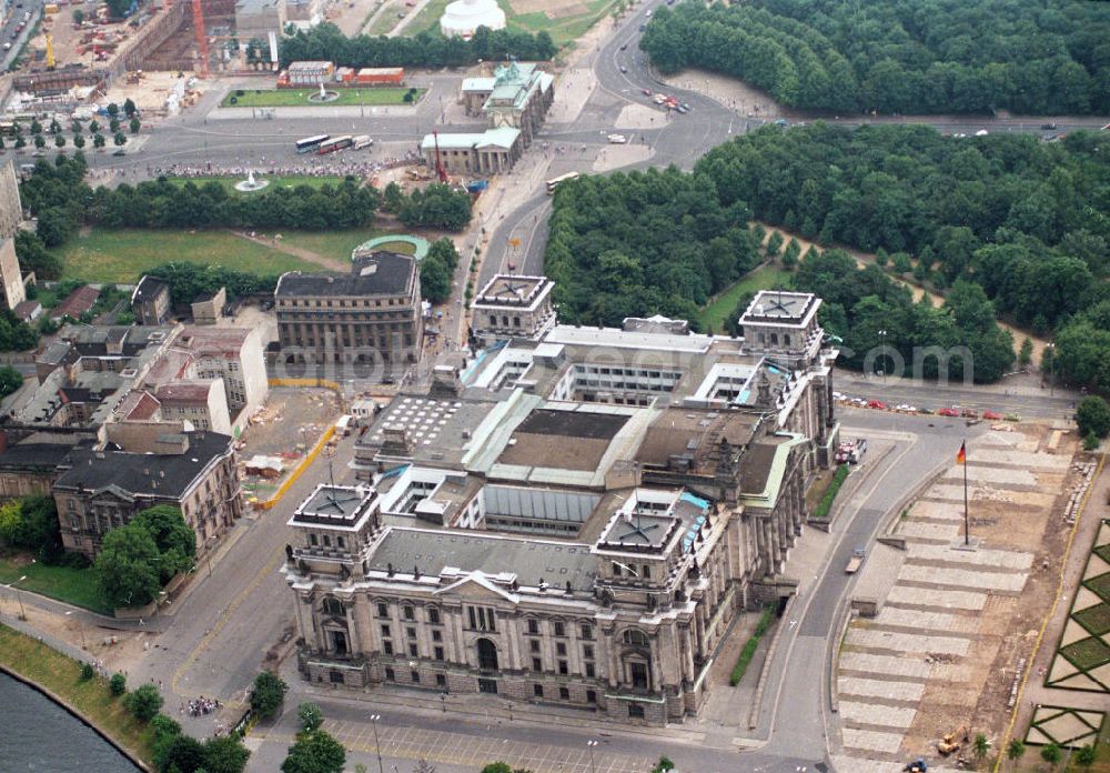 Aerial photograph Berlin Mitte - Blick auf den Berliner Reichstag am Spreebogen im Regierungsviertel von Berlin. Berlin Reichstag on Spreebogen in the government quarter of Berlin.