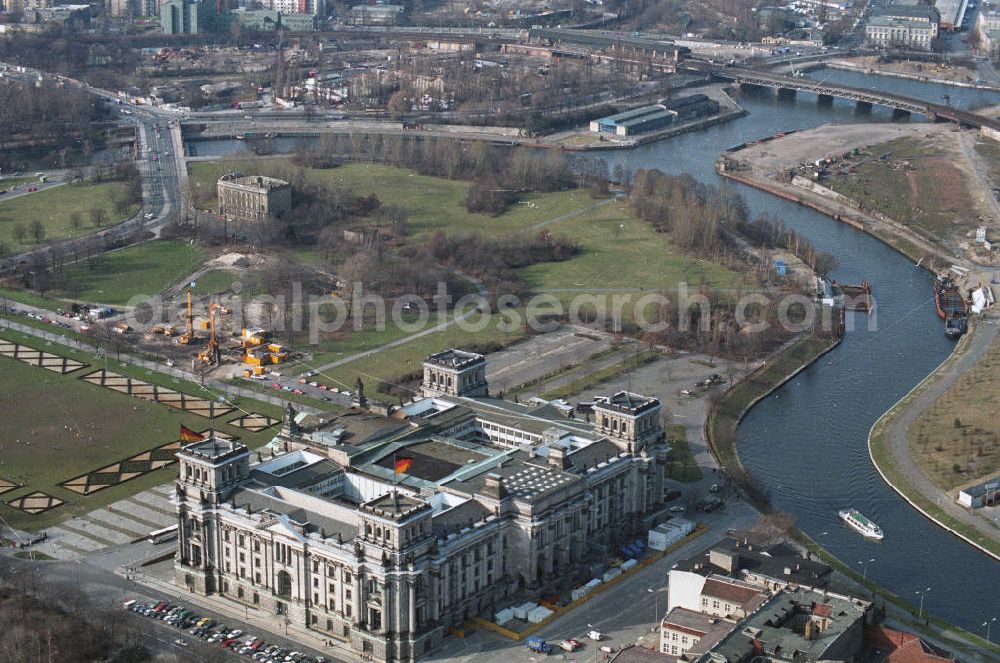 Berlin from the bird's eye view: Blick auf den Berliner Reichstag am Spreebogen im Regierungsviertel von Berlin. Berlin Reichstag on Spreebogen in the government quarter of Berlin.