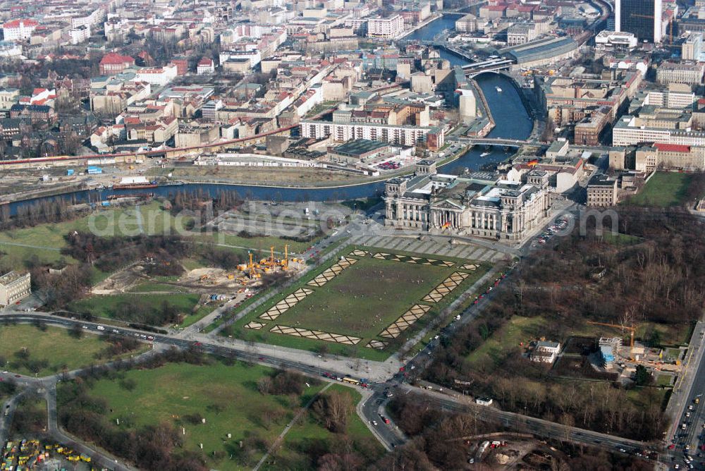 Aerial photograph Berlin - Blick auf den Berliner Reichstag am Spreebogen im Regierungsviertel von Berlin. Berlin Reichstag on Spreebogen in the government quarter of Berlin.