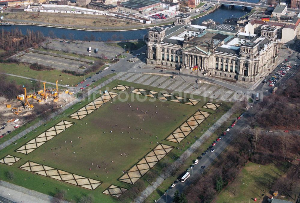 Aerial image Berlin - Blick auf den Berliner Reichstag am Spreebogen im Regierungsviertel von Berlin. Berlin Reichstag on Spreebogen in the government quarter of Berlin.