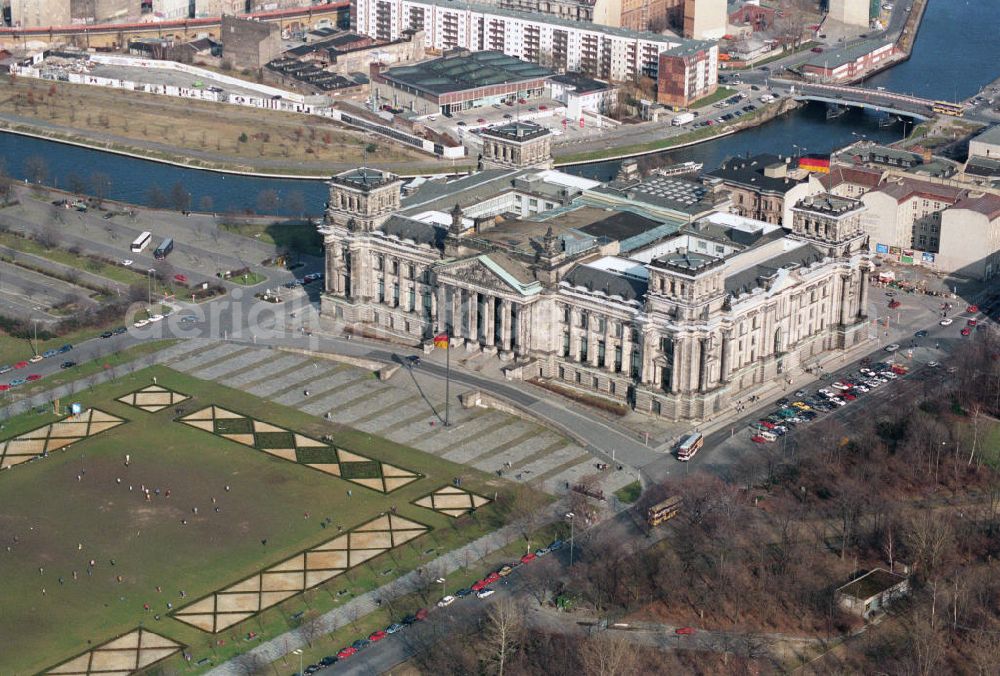 Aerial photograph Berlin - Blick auf den Berliner Reichstag am Spreebogen im Regierungsviertel von Berlin. Berlin Reichstag on Spreebogen in the government quarter of Berlin.