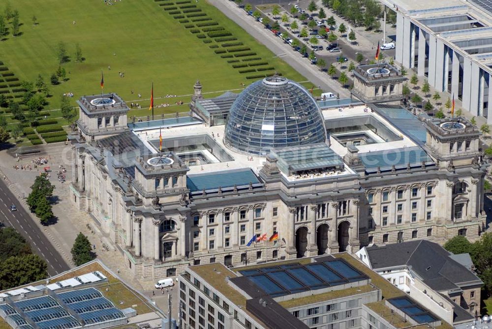 Berlin from the bird's eye view: Blick auf den Berliner Reichtag am Bundeskanzleramt auf dem Spreebogen / Regierungsviertel in der Berliner Stadtmitte.