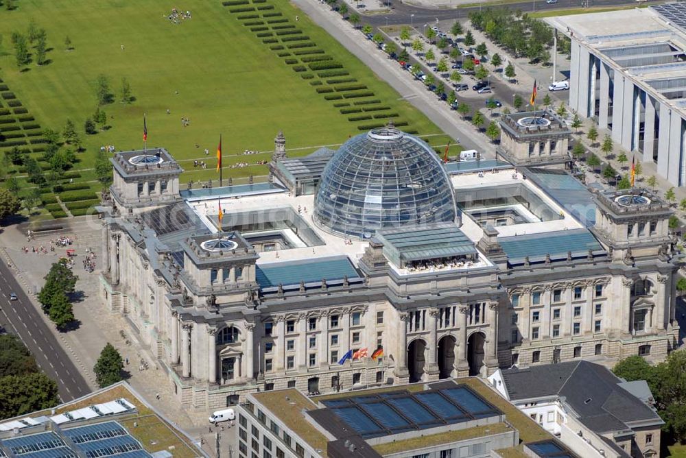 Aerial image Berlin - Blick auf den Berliner Reichtag am Bundeskanzleramt auf dem Spreebogen / Regierungsviertel in der Berliner Stadtmitte.