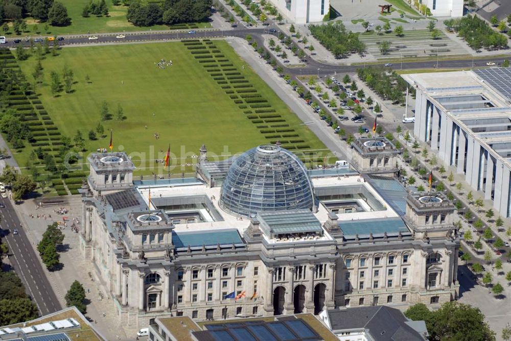 Aerial photograph Berlin - Blick auf den Berliner Reichtag am Bundeskanzleramt auf dem Spreebogen / Regierungsviertel in der Berliner Stadtmitte.