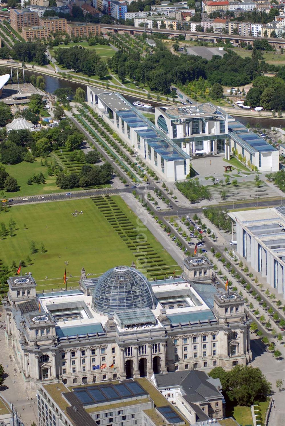 Berlin from above - Blick auf den Berliner Reichtag am Bundeskanzleramt auf dem Spreebogen / Regierungsviertel in der Berliner Stadtmitte.