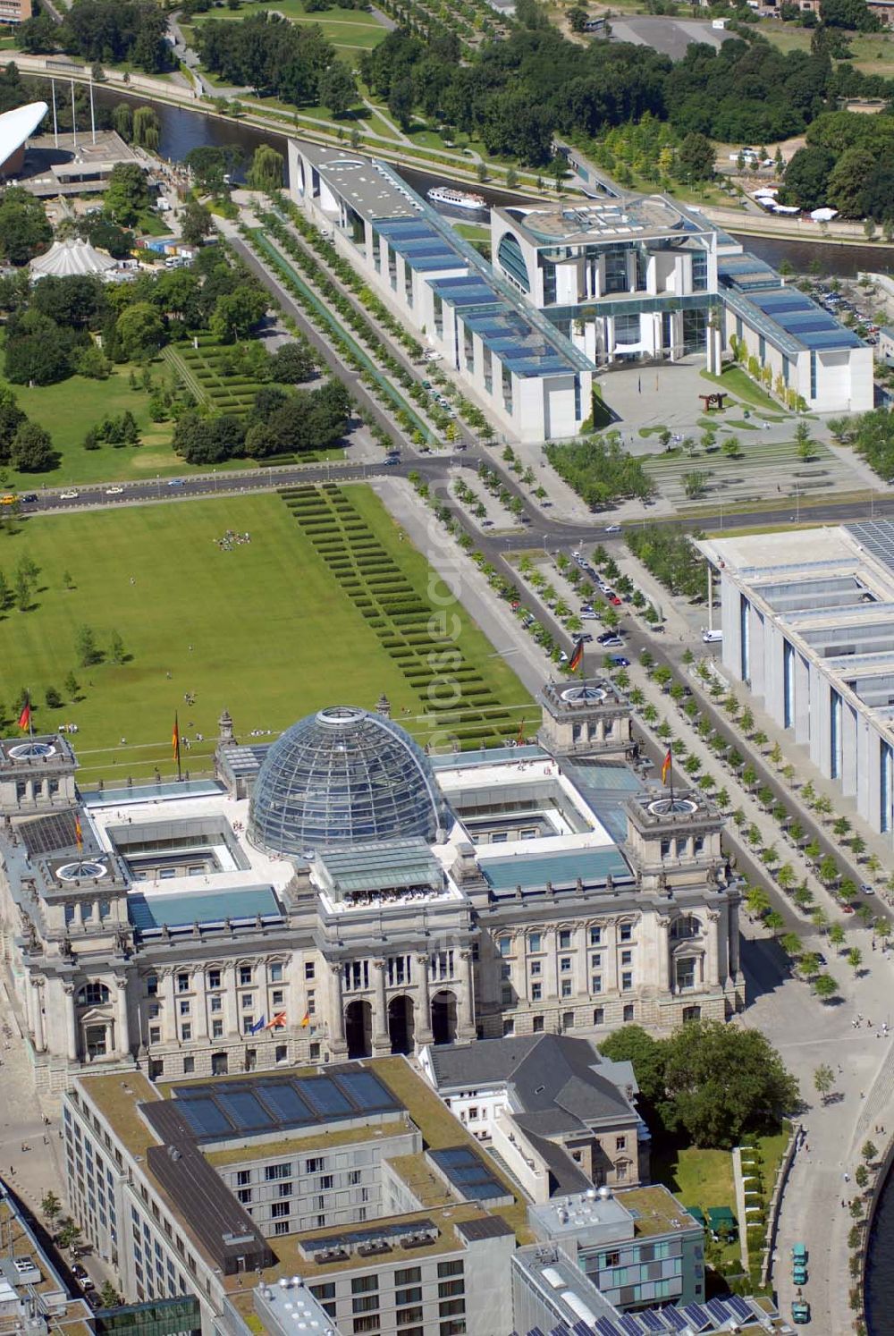 Berlin from the bird's eye view: Blick auf den Berliner Reichtag am Bundeskanzleramt auf dem Spreebogen / Regierungsviertel in der Berliner Stadtmitte.