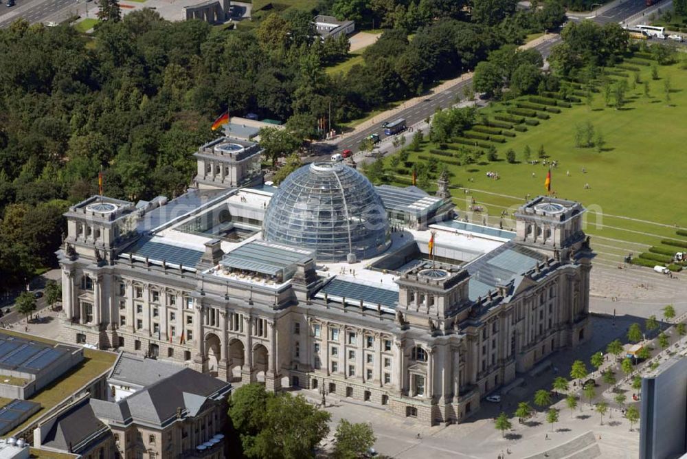 Aerial image Berlin - Blick auf den Berliner Reichtag am Bundeskanzleramt auf dem Spreebogen / Regierungsviertel in der Berliner Stadtmitte.