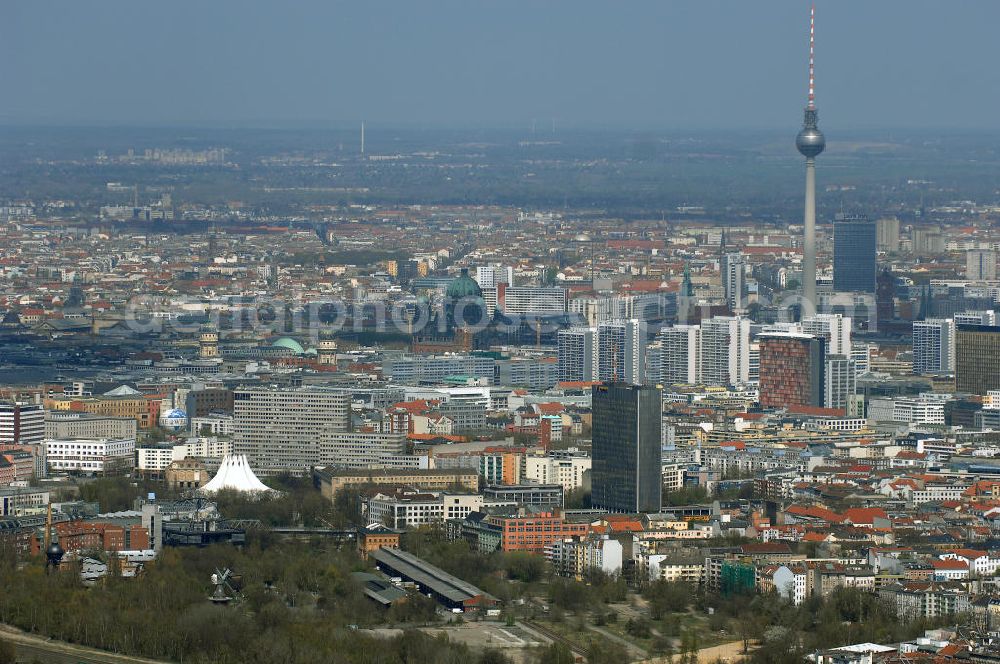 Berlin from the bird's eye view: Blick auf das Berliner Stadtzentrum am Berliner Fernsehturm mit dem Hotelhochhaus park inn am Alexanderplatz, dem Wohngebiet an der Leipziger Strasse mit dem Axel-Springer-Verlag.