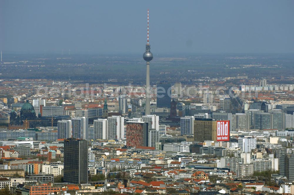 Aerial image Berlin - Blick auf das Berliner Stadtzentrum am Berliner Fernsehturm mit dem Hotelhochhaus park inn am Alexanderplatz, dem Wohngebiet an der Leipziger Strasse mit dem Axel-Springer-Verlag.