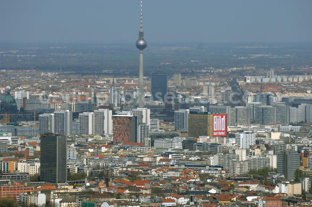 Aerial photograph Berlin - Blick auf das Berliner Stadtzentrum am Berliner Fernsehturm mit dem Hotelhochhaus park inn am Alexanderplatz, dem Wohngebiet an der Leipziger Strasse mit dem Axel-Springer-Verlag.