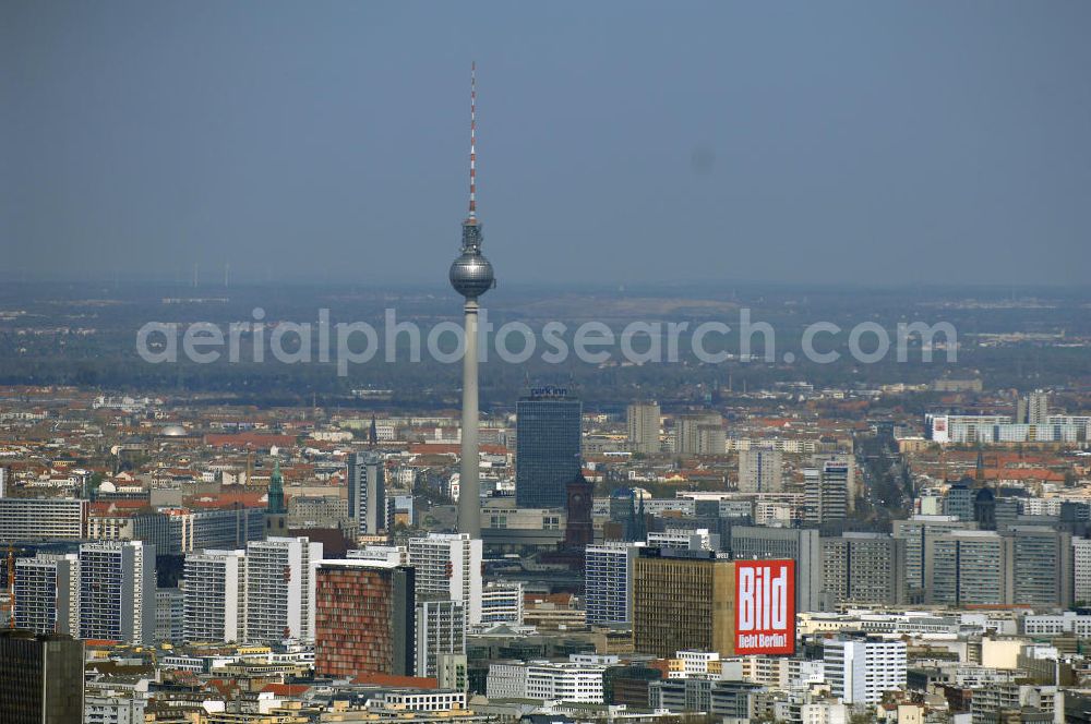 Berlin from the bird's eye view: Blick auf das Berliner Stadtzentrum am Berliner Fernsehturm mit dem Hotelhochhaus park inn am Alexanderplatz, dem Wohngebiet an der Leipziger Strasse mit dem Axel-Springer-Verlag.