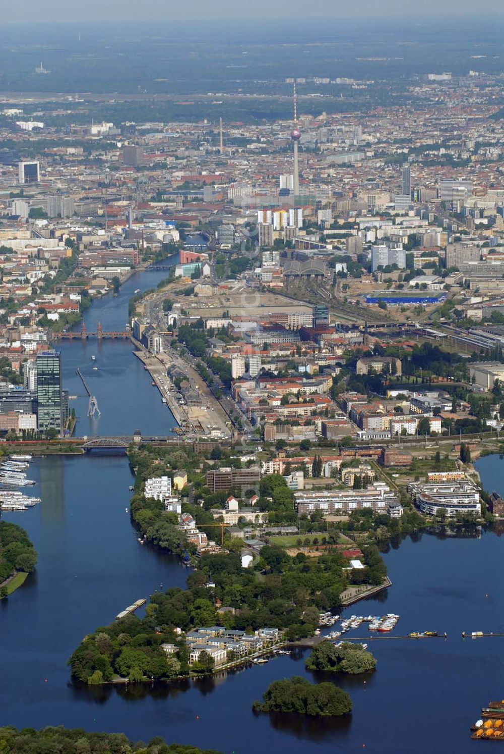 Berlin from above - Blick auf das Berliner Stadtzentrum an der Halbinsel Stralau. Mit im Bild befinden sich die Treptower Brücke, Teile des Treptower Parks und der Rummelsburger Bucht sowie weiter hinten die Oberbaum-Brücke.