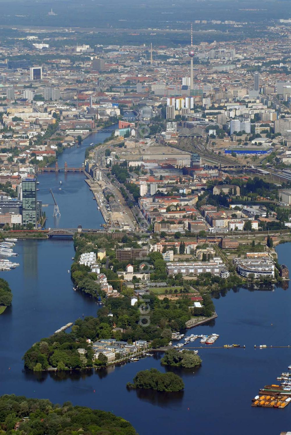 Berlin from the bird's eye view: Blick auf das Berliner Stadtzentrum an der Halbinsel Stralau. Mit im Bild befinden sich die Treptower Brücke, Teile des Treptower Parks und der Rummelsburger Bucht sowie weiter hinten die Oberbaum-Brücke.