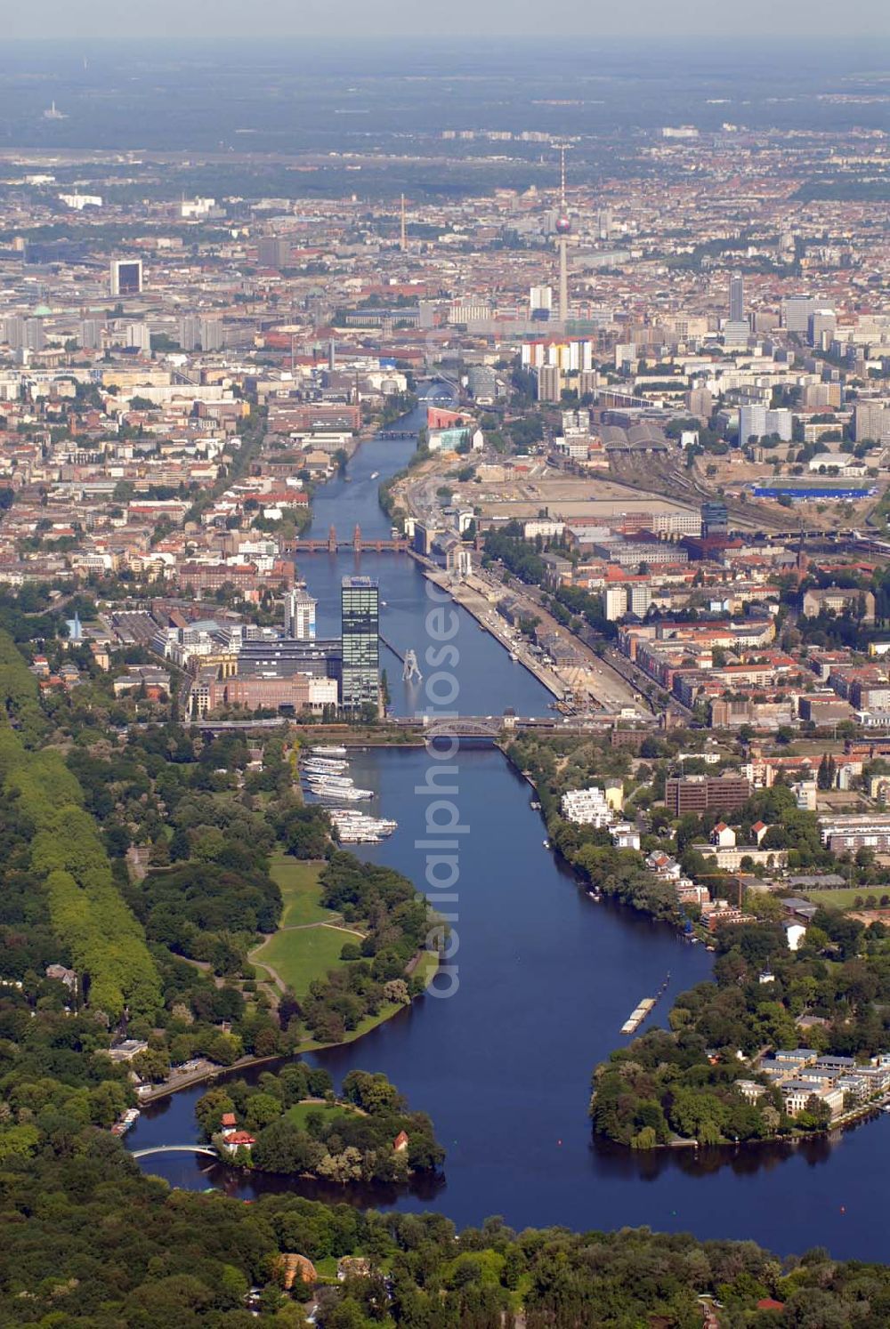 Aerial image Berlin - Blick auf das Berliner Stadtzentrum an der Halbinsel Stralau. Mit im Bild befinden sich die Treptower Brücke, Teile des Treptower Parks, die Insel der Jugend sowie weiter hinten die Oberbaum-Brücke.