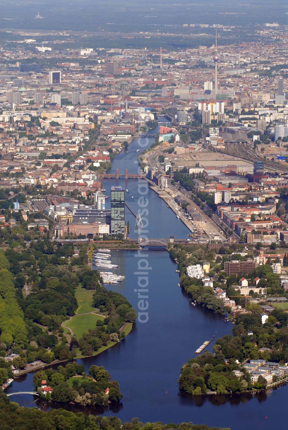 Aerial photograph Berlin - Blick auf das Berliner Stadtzentrum an der Halbinsel Stralau. Mit im Bild befinden sich die Treptower Brücke, Teile des Treptower Parks, die Insel der Jugend sowie weiter hinten die Oberbaum-Brücke.