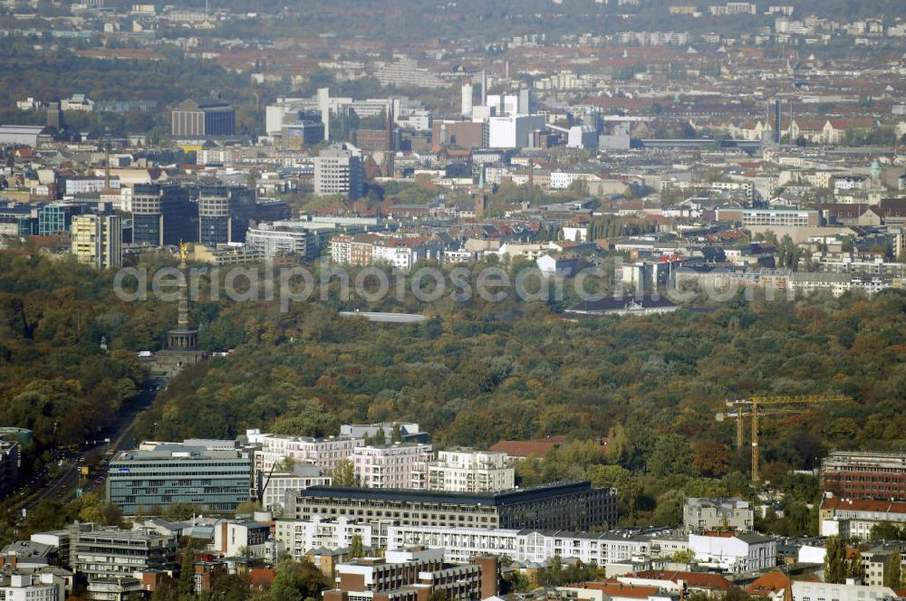 Aerial photograph Berlin - Blick auf den Berliner Tiergarten zwischen der Straße des 17. Juni und dem Lützowufer. Im vorderen Teil ist das Grand Hotel Esplanade, links daneben das KPMG-Gebäude mit dem Sitz des internationalen Wirtschaftsprüfungs- und Beratungsunternehmen zu sehen. Da hinter ist die Siegessäule mit dem Großen Stern und der Hofjägerallee. Links daneben befindet sich das Schloss Bellevue mit dem Sitz des Bundespräsidenten. Im Hintergrund ist das Wohngebiet Moabit zu sehen.