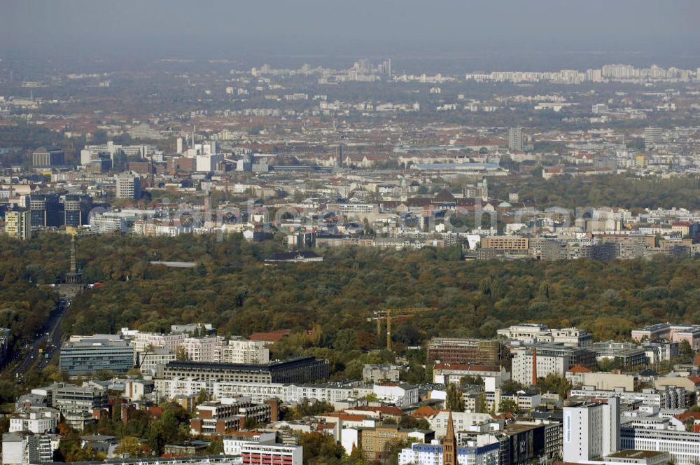 Berlin from above - Blick auf den Berliner Tiergarten zwischen der Straße des 17. Juni und dem Lützowufer. Im vorderen Teil sind Wohn- und Geschäftshäuser zu sehen, dahinter ist das Grand Hotel Esplanade, links daneben das KPMG-Gebäude mit dem Sitz des internationalen Wirtschaftsprüfungs- und Beratungsunternehmen zu sehen. Da hinter ist die Siegessäule mit dem Großen Stern und der Hofjägerallee. Links daneben befindet sich das Schloss Bellevue mit dem Sitz des Bundespräsidenten. Im Hintergrund ist das Wohngebiet Moabit zu sehen.