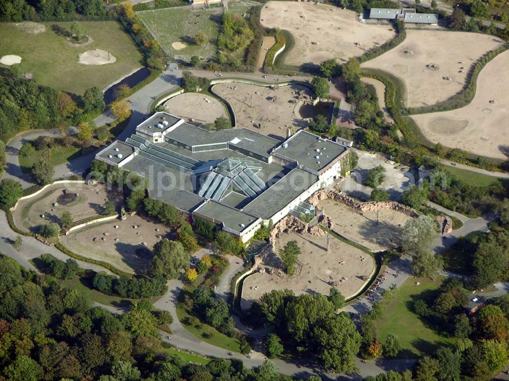 Berlin from the bird's eye view: 13.10.2004 Blick auf den Berliner Tierpark in Berlin-Lichtenberg mit das Giraffen- und das Elefantenhaus.