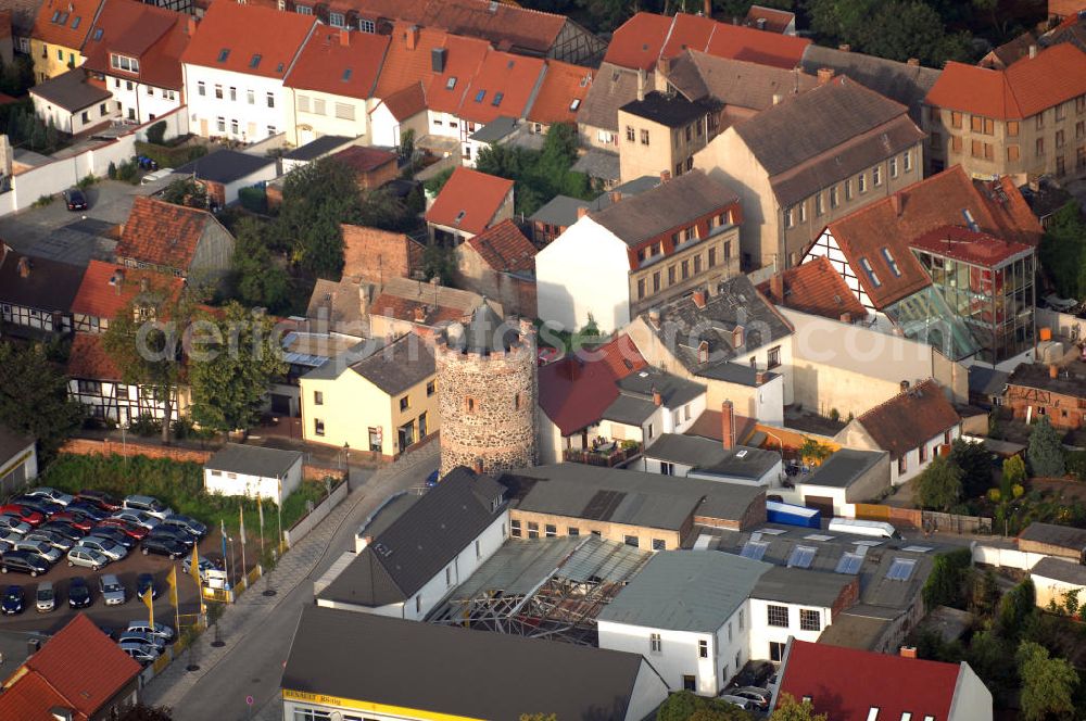 Aerial image Burg (bei Magdeburg) - Blick auf den Berliner Torturm der Kreisstadt Burg im Landkreis Jerichower Land in Sachsen-Anhalt. Am 03.10.1992, wurde der restaurierte ehemalige Wach- und Wehrturm als Bestandteil des zukünftigen Stadtmuseums an die Stadt Burg übergeben und wird heute für Buchlesungen und Ausstellungen, sowie als Trauzimmer für Hochzeiten benutzt.