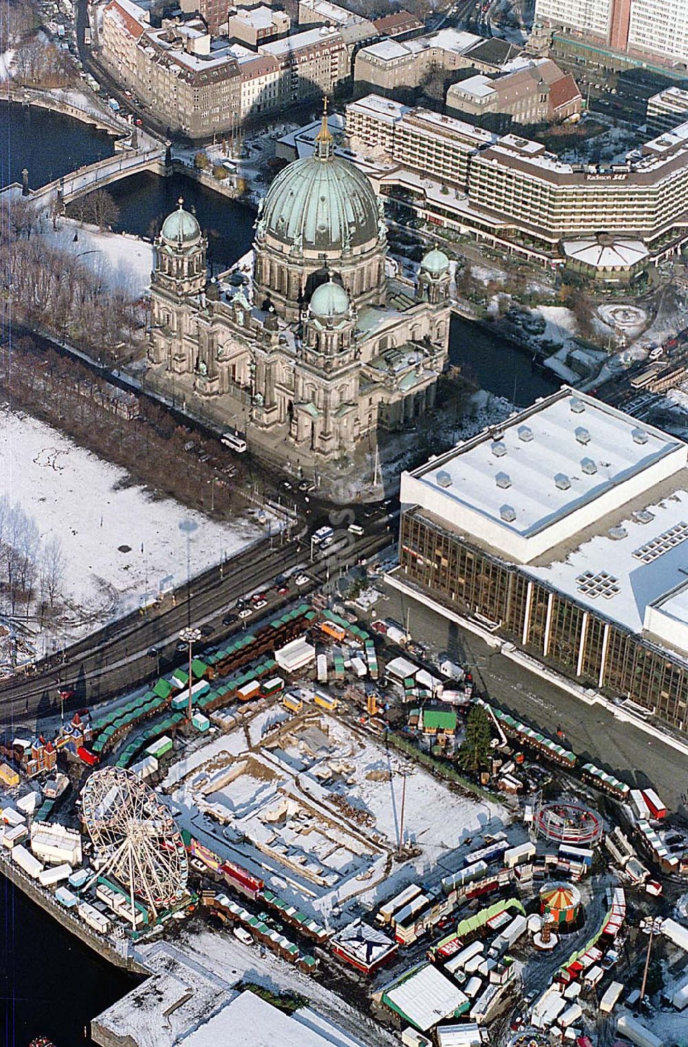 Berlin from the bird's eye view: Berliner Weihnachtsmarkt auf dem Schloßplatz vor dem Palast der Republik in Berlin-Mitte.