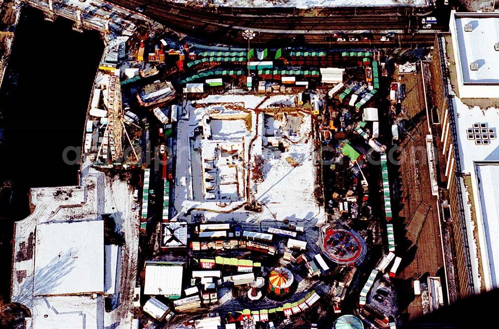 Aerial image Berlin - Berliner Weihnachtsmarkt auf dem Schloßplatz vor dem Palast der Republik in Berlin-Mitte.